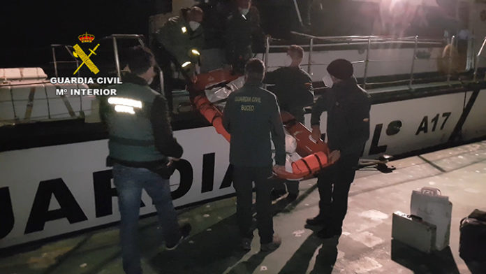 Un operativo conjunto de Guardia Civil y Salvamento Marítimo permite el rescate en el mar del cuerpo del ocupante de una avioneta siniestrada y la retirada de los restos del aparato.