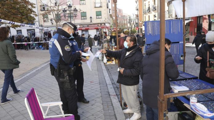 150 policías municipales controlaban el acceso al Rastro de Madrid
