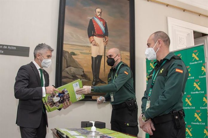 La presentación del sexto calendario solidario de la Guardia Civil, acto celebrado en la sede de la Dirección General del cuerpo, ha contado con la presencia del secretario de Estado de Seguridad, Rafael Pérez; la directora general de la institución, María Gámez; el director general de FESBAL, Miguel Fernández, y muchos de los guardias civiles que han colaborado en la elaboración del calendario.