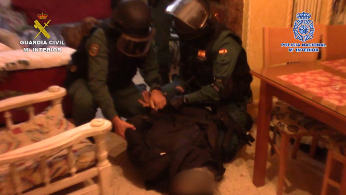 Han sido detenidas un total de 11 personas que integraban dos grupos delictivos responsables, presuntamente, de introducir más de 5.000 kilos de hachís por la costa de Cádiz en los últimos doce meses.