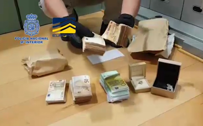 La red desarticulada planeaba controlar sectores clave de la economía española e infiltrarse en Instituciones del Estado contando, para ello, con abogados, funcionarios, políticos, empresarios y hackers informáticos.