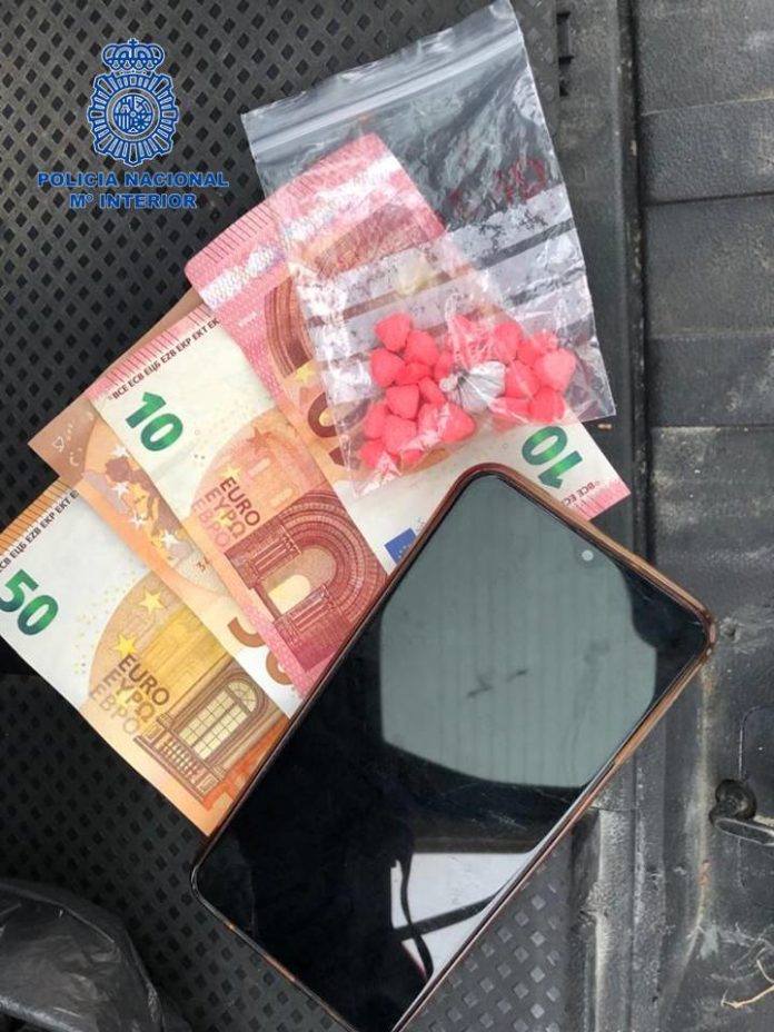 La Policía Nacional detiene a un individuo como presunto autor de un delito de tráfico de drogas que fue sorprendido en un control