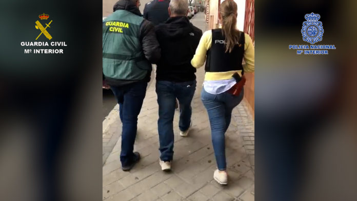 Los trabajadores del aeropuerto recogían la droga que viajaba en equipajes sin pasajero aprovechando sus condiciones de empleados aeroportuarios para sacarla por los puntos habilitados para ellos