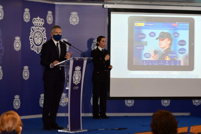 El ministro del Interior, Fernando Grande-Marlaska, ha presidido este miércoles en el Complejo Policial de Canillas la presentación de la nueva página web de la Policía Nacional
