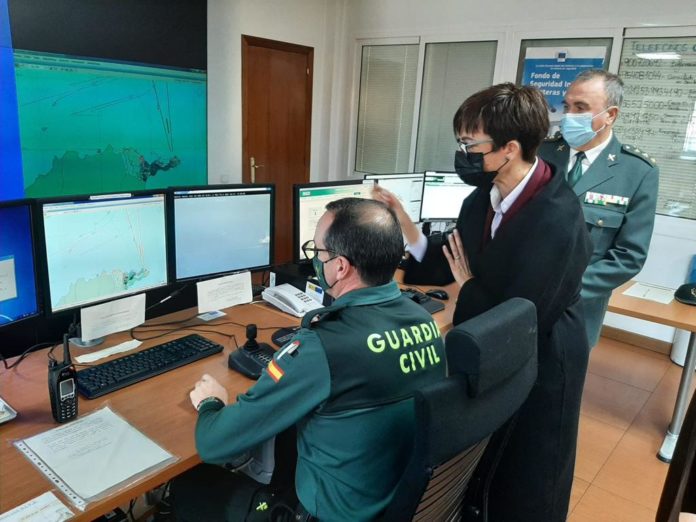 Durante la visita ha estado acompañada por la Delegada del Gobierno, Salvadora del Carmen Mateos.