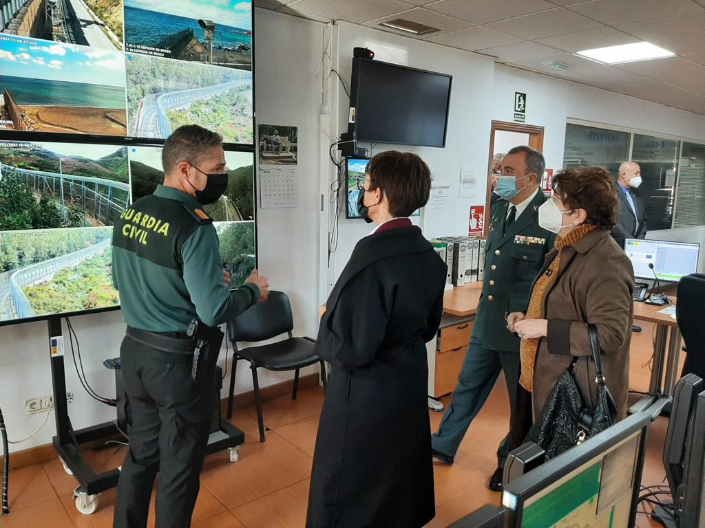 Durante la visita ha estado acompañada por la Delegada del Gobierno, Salvadora del Carmen Mateos
