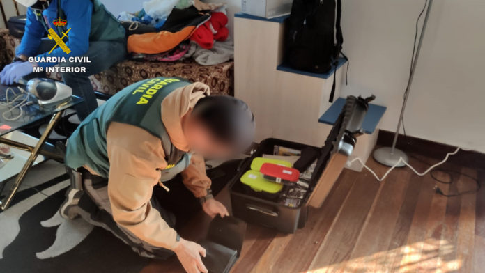 La Guardia Civil detiene a dos personas como presuntos miembros de una red de radicalización en prisión