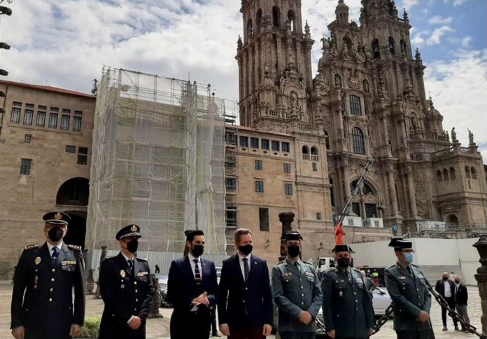 El Secretario de Estado de Seguridad, Rafael Pérez, ha presentado en Santiago de Compostela el plan diseñado para la seguridad de los peregrinos, de los visitantes y de los actos que tendrán lugar este año jubilar