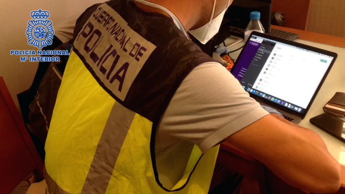 Agente de la Policía en la investigación