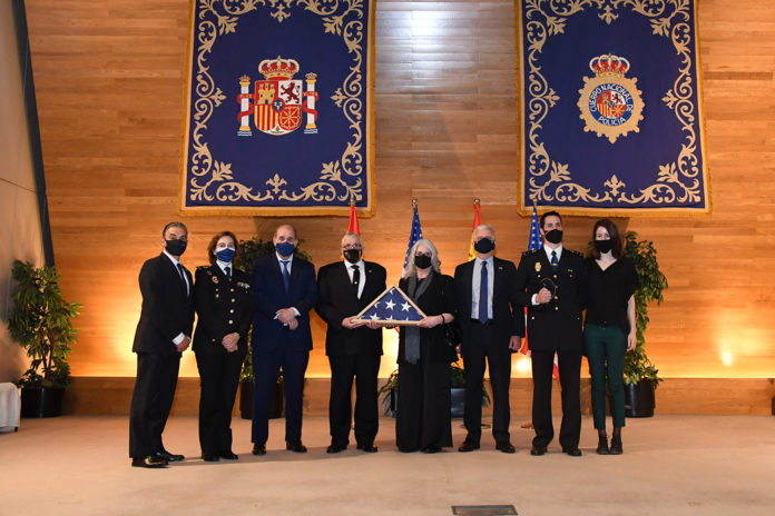 Cruz al Mérito Policial con distintivo rojo