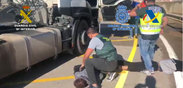 Detención de los agentes a tres personas que esperaban la droga en el puerto de Valencia.