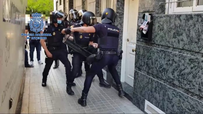 La Policía Nacional detiene a tres presuntos proxenetas