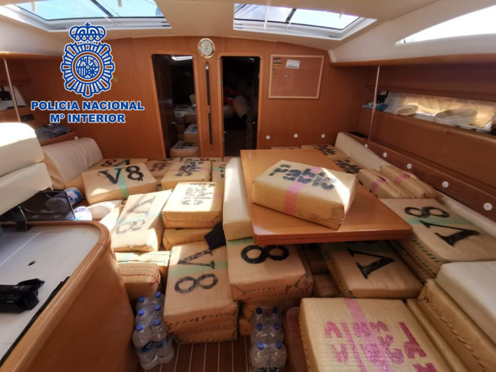 Detenidas tres personas en un narcovelero cargado con seis toneladas de hachís