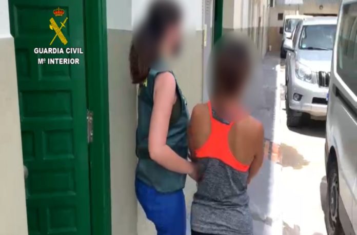 La Guardia Civil detiene a tres personas que se hacían pasar por proxenetas