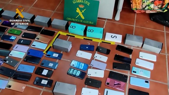 Recuperan en Los Barrios más de mil teléfonos móviles robados
