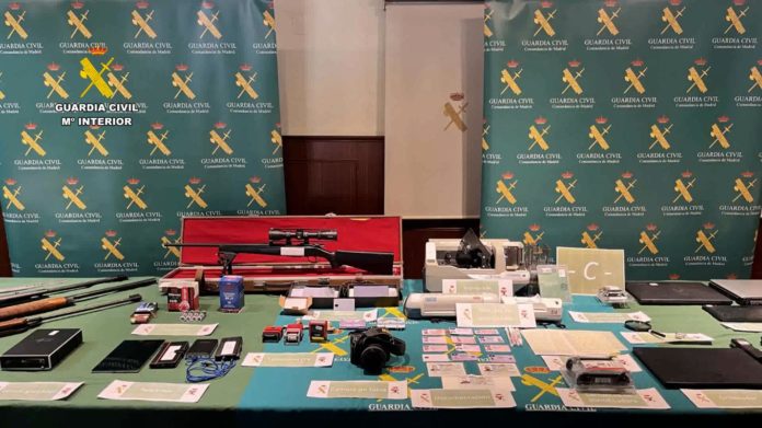 Tres detenidos por falsificación de documentos públicos