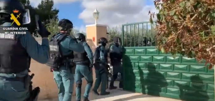 Cuatro agentes de la Guardia Civil han resultado heridos