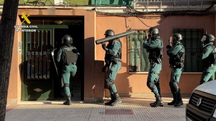 Detenida una persona por falsificación de permisos de conducir
