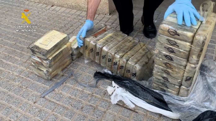 La Guardia Civil evita que introduzcan 772 kilos de cocaína en la costa gaditana de Barbate
