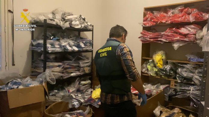 Detenidas ocho personas por falsificación de productos textiles valorados en más de 2 millones de euros en Bizkaia.
