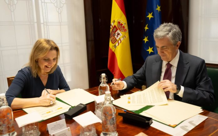Beatriz Domínguez-Gil (ONT) y Leonardo Marcos (Guardia Civil) firman protocolo sobre médula ósea