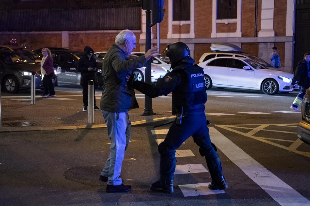 Policía frente a un manifestante