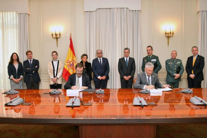 El presidente del Consejo General del Poder Judicial y el ministro del Interior firman un acuerdo de colaboración