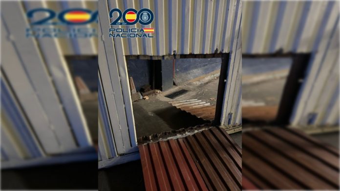 Butrón realizado en un local de la calle Ramón y Cajal