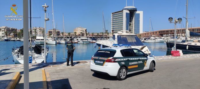Guardia Civil en el puerto de Cádiz