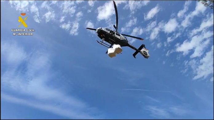 Helicóptero de la Guardia Civil se lleva sacos de marihuana en Málaga
