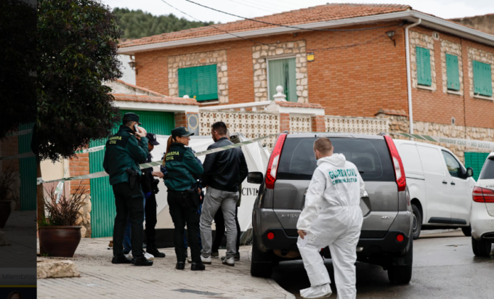 Investigadores de las Guardia Civil en el domicilio de los tres hermanos asesinados