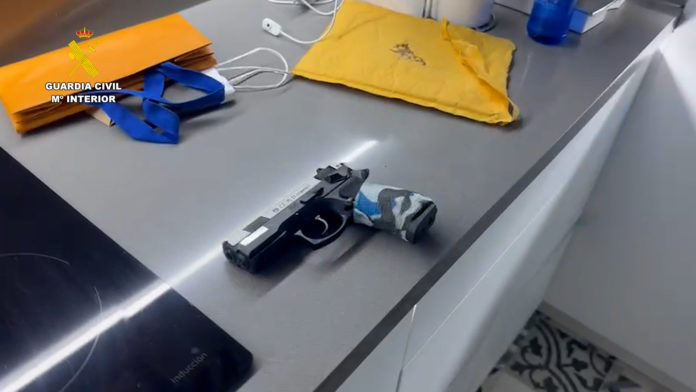Una de las armas incautadas en Barbate