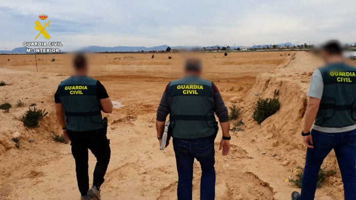 Agentes de la Guardia Civil investigando ilegalidades medioambientales