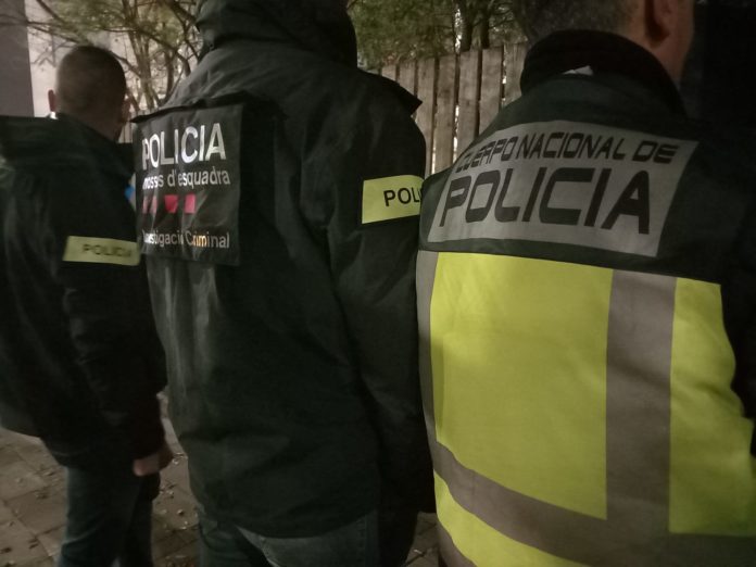 Agentes de los Mossos y de la Policía Nacional
