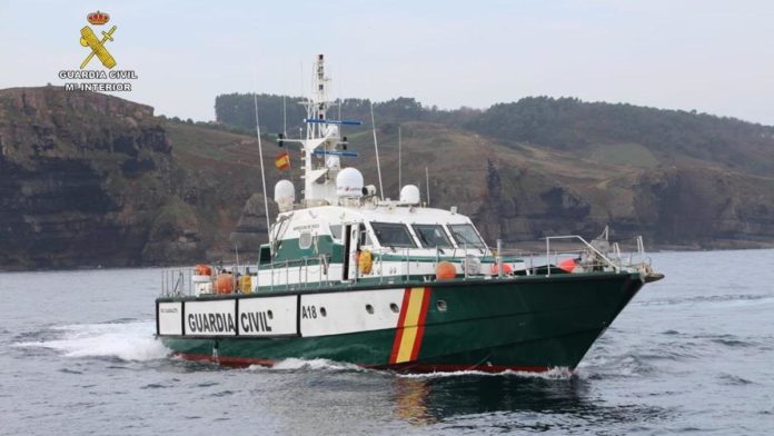 Patrullera de la Guardia Civil en las aguas del Estrecho