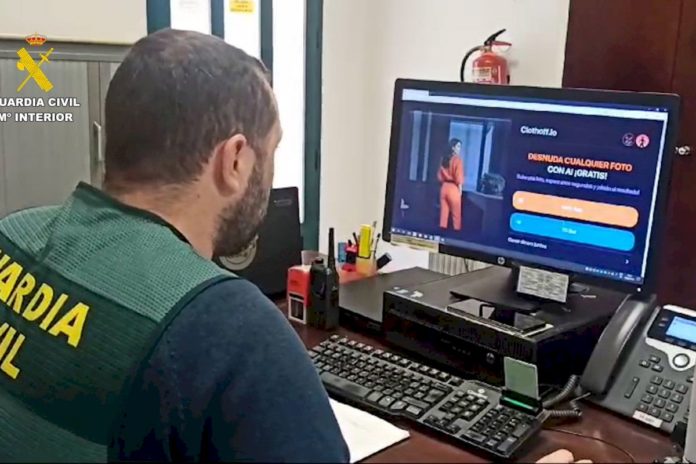 Un agente de la Guardia Civil demuestra como funciona el programa de Inteligencia Artificial
