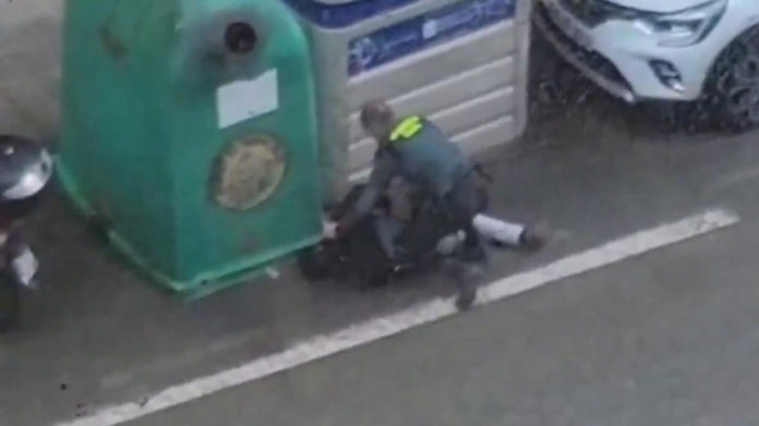 Un agente de la Guardia Civil reduce a un sospechoso en Milladoiro