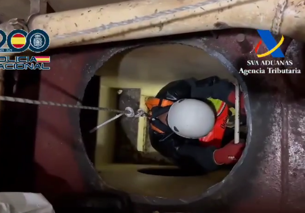 Un agente de la autoridad entra en el espacio donde está oculta la droga