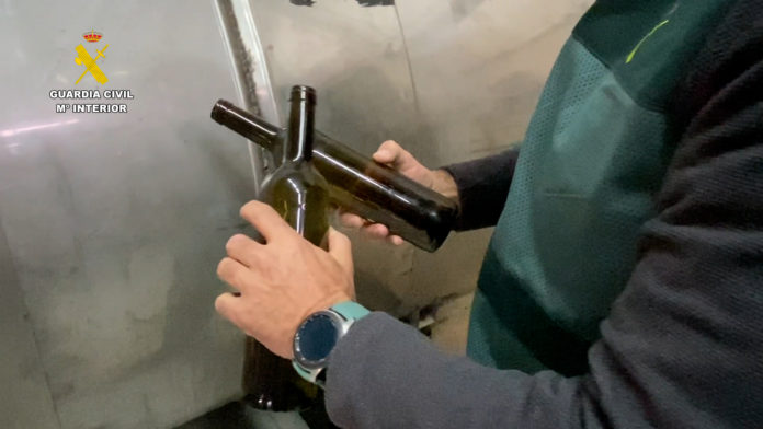 Botellas vacías de vino encontradas por la Guardia Civil