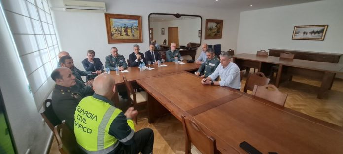 El director general de la Guardia Civil se reúne con los mandos y compañeros de los agentes fallecidos en Sevilla