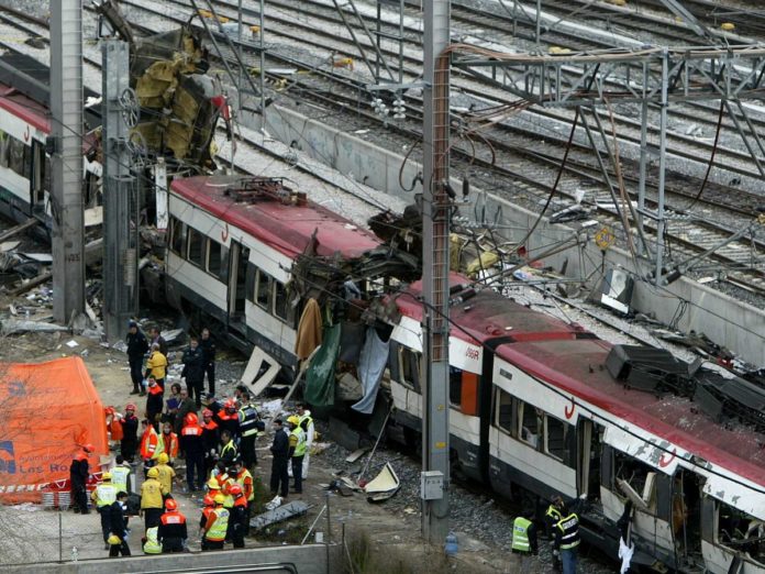Equipos de rescate en uno de los trenes del 11M. (Reuters:Kai Pfaffenbach)
