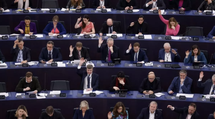 Eurodiputados votando a favor de la Ley de la IA