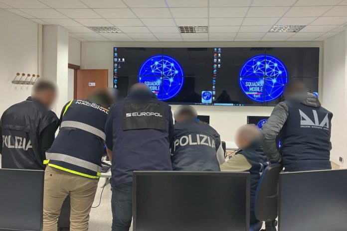 La Policía Nacional realiza una operación contra los grupos organizados napolitanos dedicados al robo de relojes de alta gama