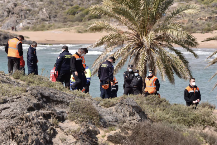 Llegada de una patera en la que hubo dos fallecidos a Mazarrón en 2021. EUROPA PRESS