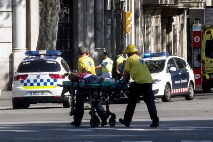 Un herido es trasladado tras el atentado en la Rambla de Barcelona