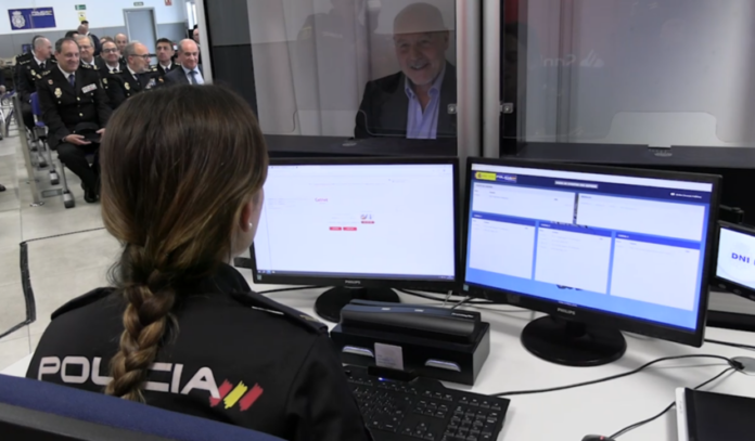 Una agente atiende en una ventanilla una solicitud de DNI