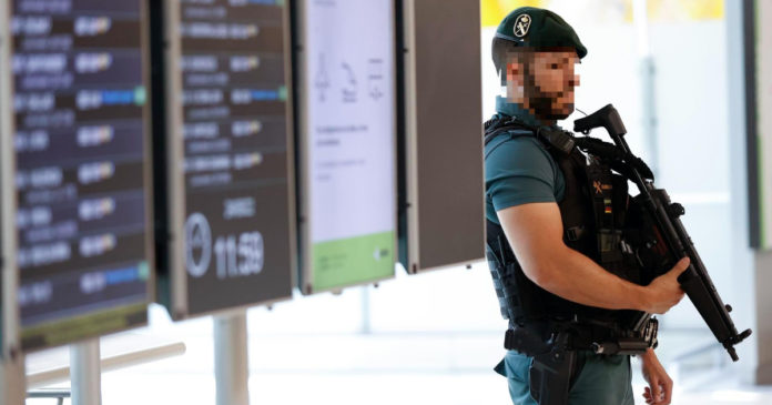 Agente de la Guardia Civil en el aeropuerto de Barajas de Madrid / EP
