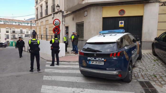 Agentes de la Policía en el domicilio de Jaen donde ha aparecido un niño muerto