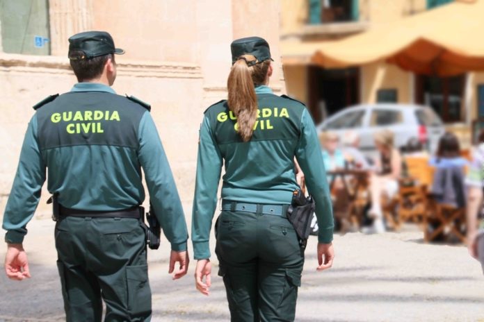 Dos agentes de la Guardia Civil patrullan por las calles de una ciudad