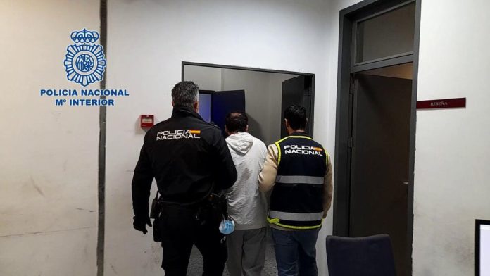 Dos policías nacionales se hacen pasar por pizzeros para liberar a una mujer detenida ilegalmente